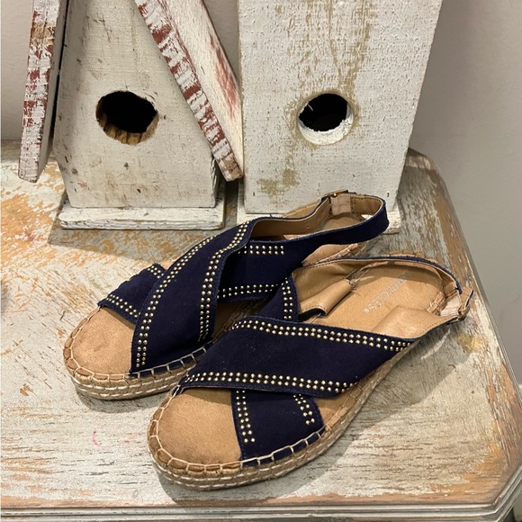 Aerosoles Size 10 Navy and Tan Gold Studded Sandals - Picture 1 of 8